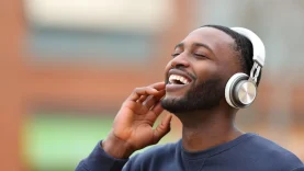 Escuchar-música-debilita-el-riesgo-de-sufrir-demencia-wide_webp