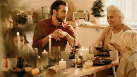 como-evitar-conflictos-familiares-en-reuniones-navidenas-wide_webp