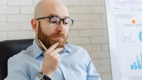 estres-laboral-en-altos-directivos-como-asistir-al-psicologo-puede-ayudar-wide_webp