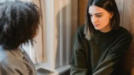 gestion-de-ira-en-relaciones-familiares-complicadas-manejar-emociones-wide_webp